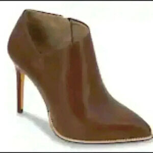 BCBGeneratiin NWOT Hadix Asymetrical Inner Zip Pointed Toe Sky Hi Bootie Size 9